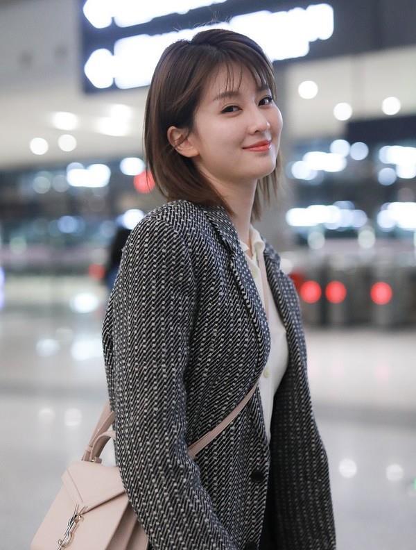 乔欣穿西装配修身裤秀好身材妆发精致无倦容歪头浅笑甜美十足