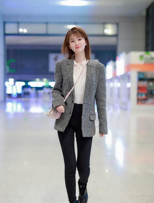 乔欣穿西装配修身裤秀好身材妆发精致无倦容歪头浅笑甜美十足