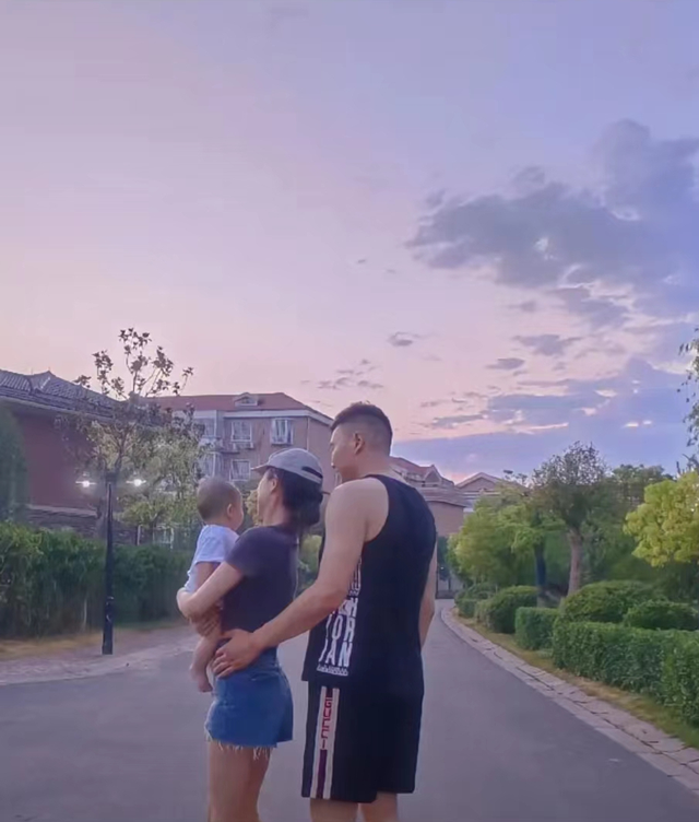 李根晒结婚周年纪念日生涯赚1亿妻子高颜值一家三口很恩爱