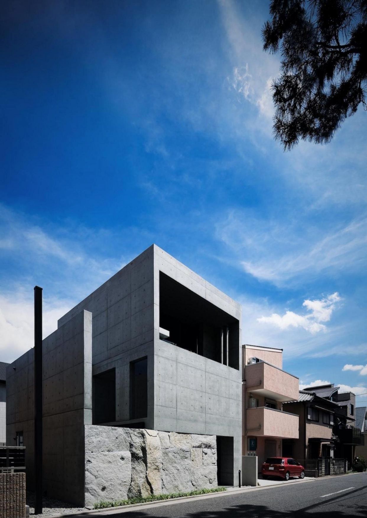 用纯混凝土与岩石建造的当代野兽派别墅_高清图集_新浪网