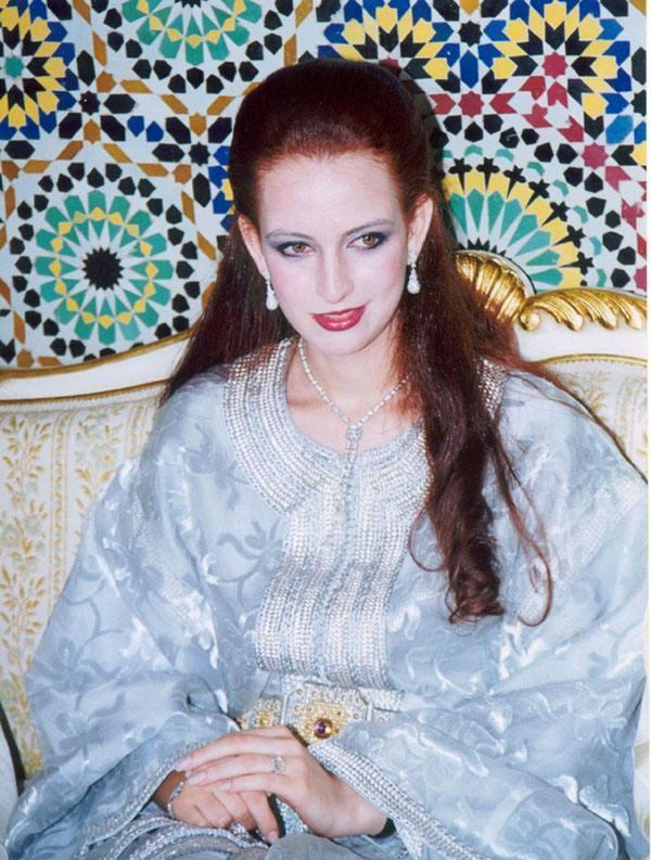 拉玛十世却出人意料突然宣布与自己的"保镖"结婚,并授予她"苏蒂达王后