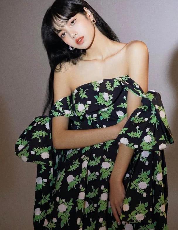 lisa气质惊艳这个夏天,穿一字肩碎花裙大秀婀娜身姿,锁骨尽显_高清