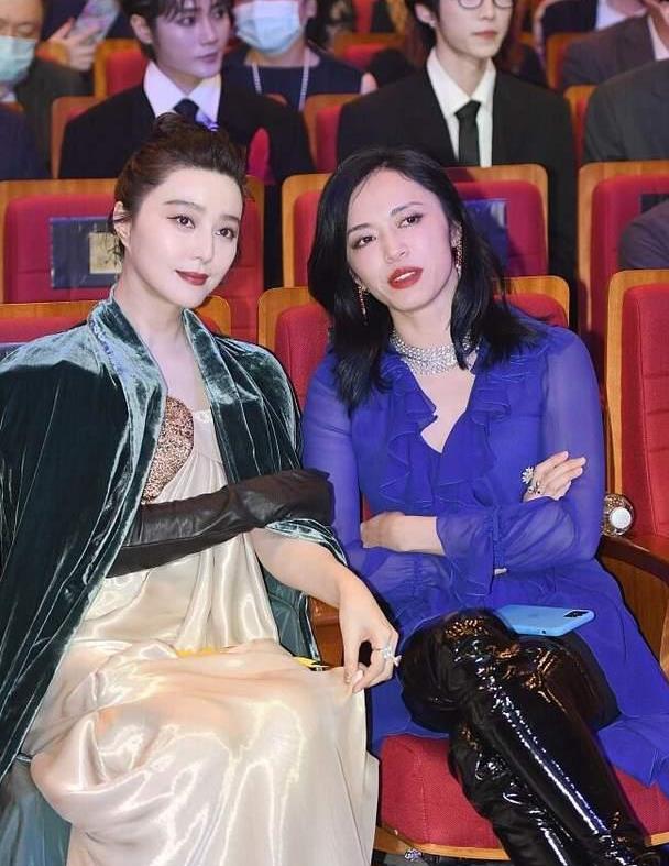 范冰冰太会"扮嫩",穿丝绒连衣裙温柔减龄,和姚晨同框各显魅力_高清