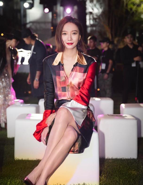 王珞丹得罪造型师了？活动亮相惊现“富贵臂”，礼裙也一言难尽
