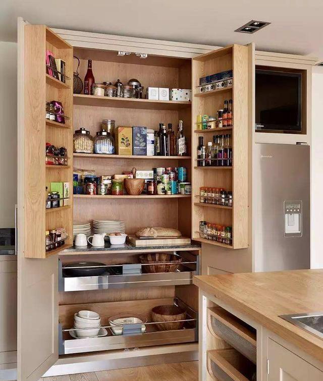 抽拉式橱柜简直人见人爱呀打造高效厨房的4大妙招加分无上限