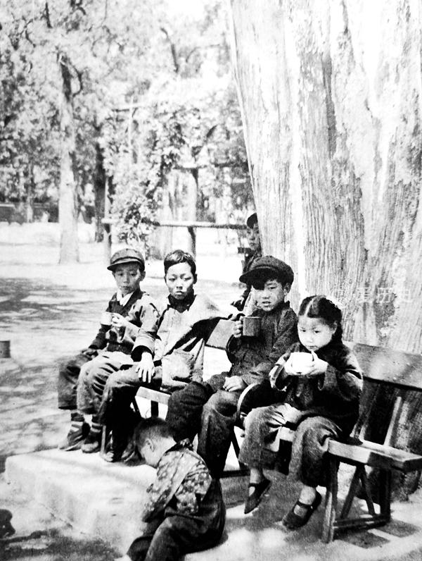 老照片50年代城里孩子的幸福童年玩泥巴的日子一去不复返