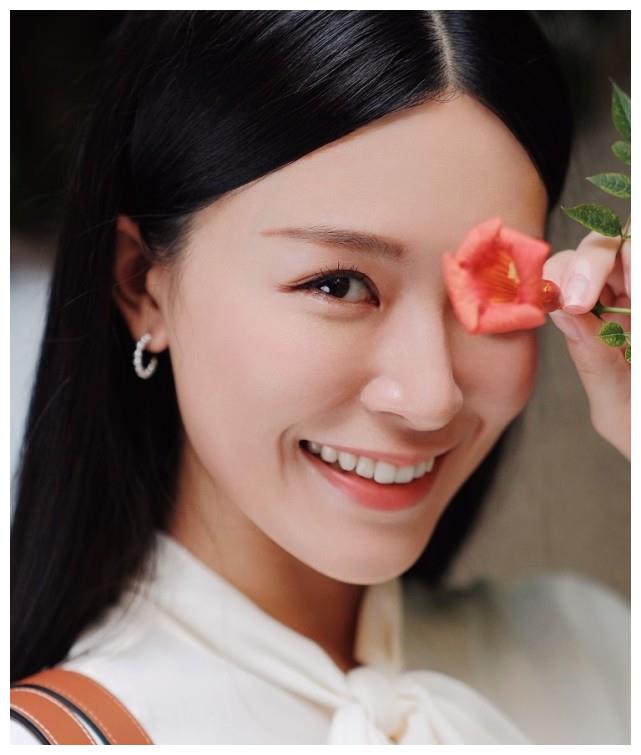 文咏珊的气韵一般人真没有 衬衫碎花裙简约的打扮 却名媛感十足 文咏珊的气韵一般人真没有 衬衫碎花裙简约的打扮 却名媛感十足