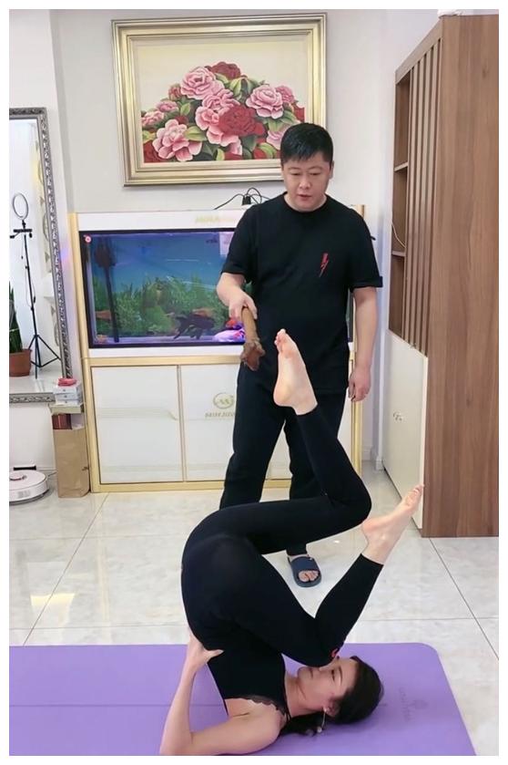 一边指挥瑜伽动作一边嘴里不停念叨着,完全像健身馆里的健身教练一般