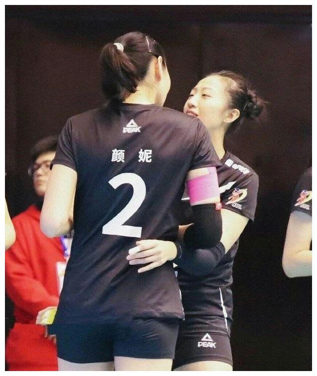 知名博主晒颜妮丁霞感人有趣的动图,热心球迷配台词:又发糖了