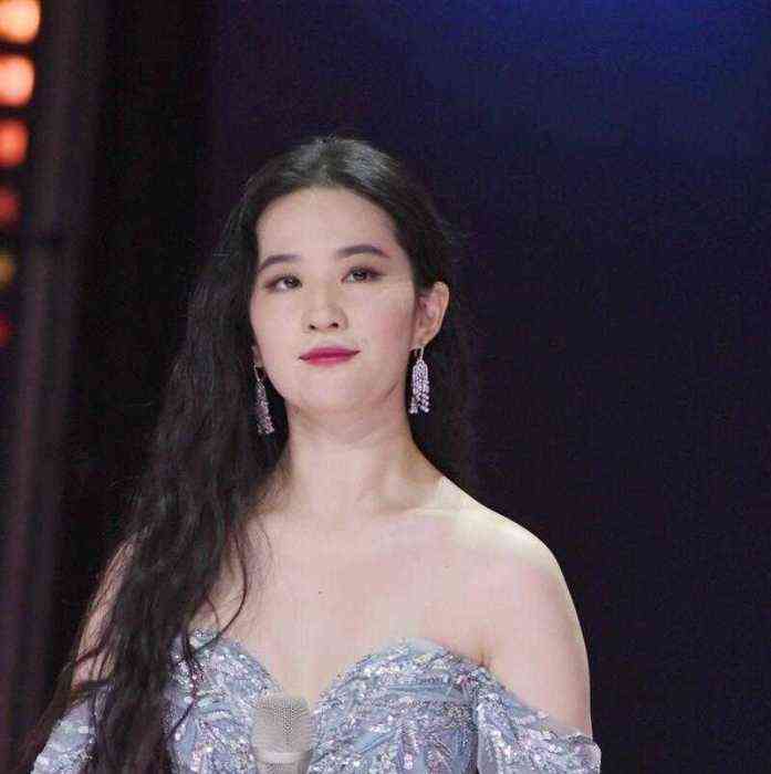刘亦菲活动怼脸拍生图穿露肩裙斜方肌粗大颈纹圆脸太显老