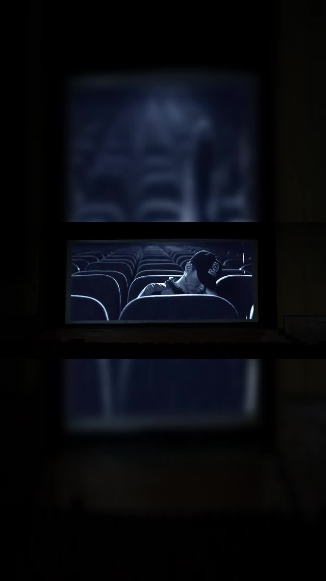 惊魂电影院:太诡异了,小情侣正在热吻,怀里却突然多了一只手!