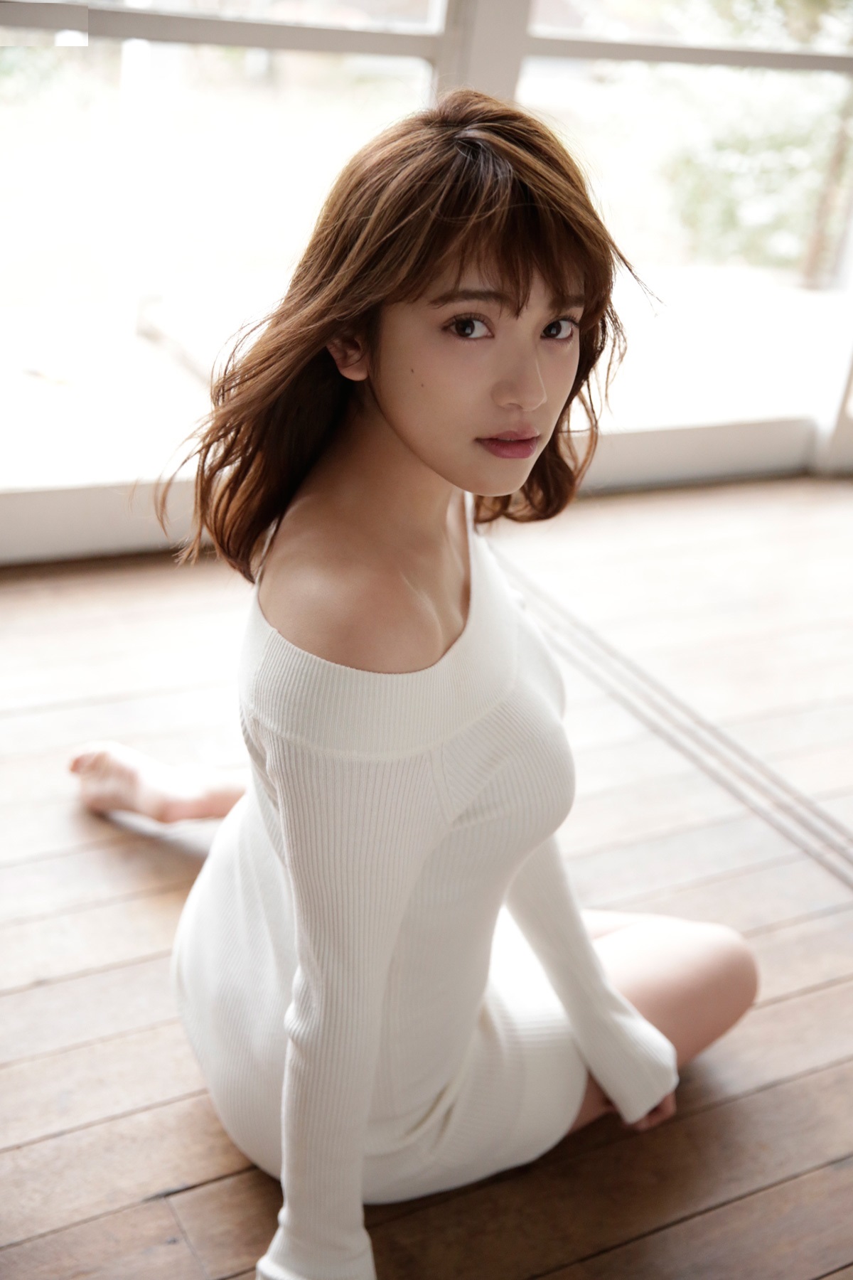 模特都丸纱也华,美艳动人!__财经头条