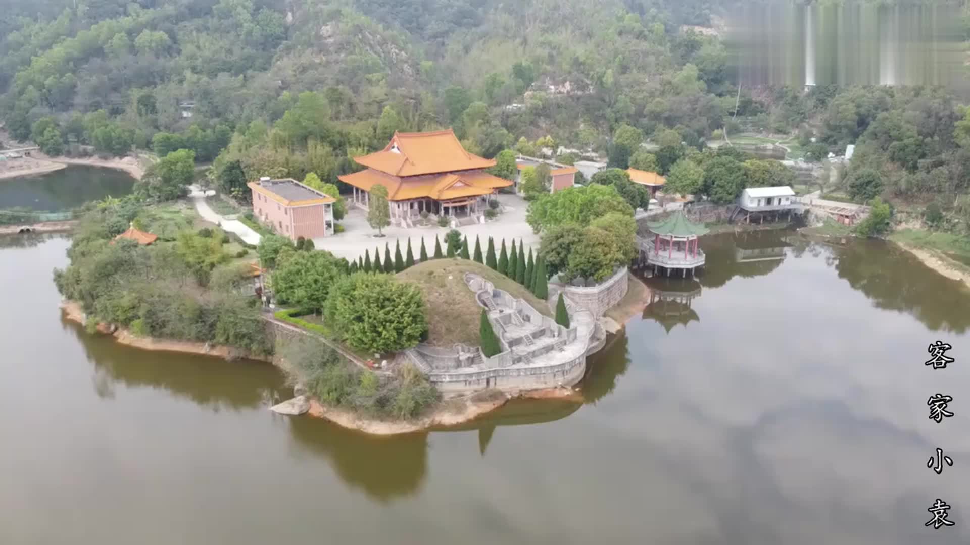 这个村子位置独特,龙脉在后,河流环绕,青山绿水的好地方