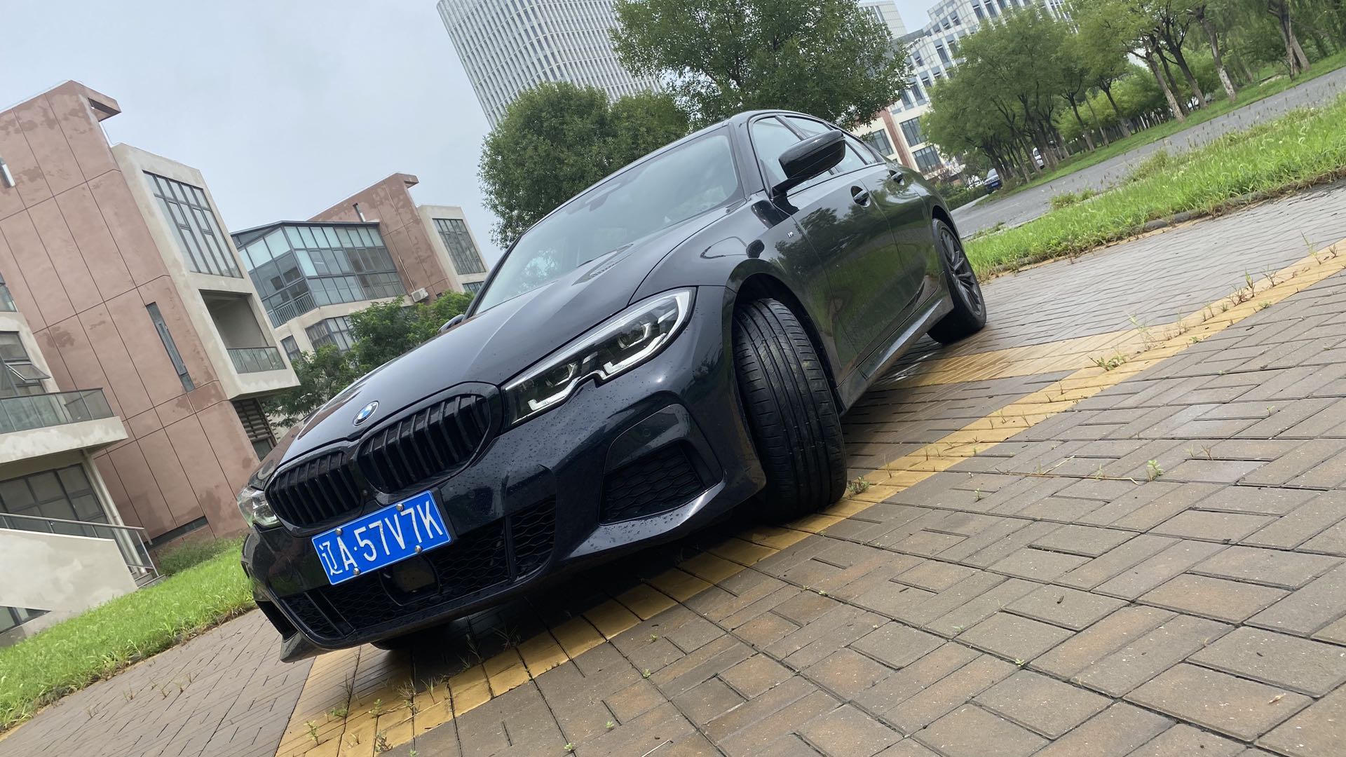 体验男生的大玩具试驾宝马330i曜夜版