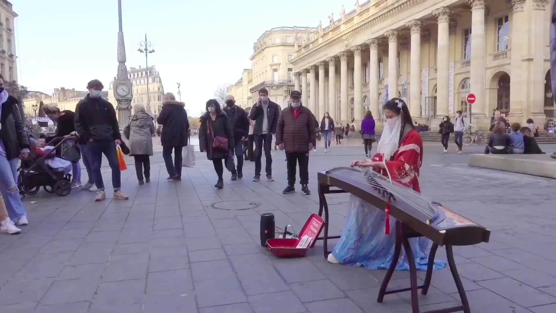 美女在法国街头古筝演奏春光灿烂猪八戒的主题曲《好春光》