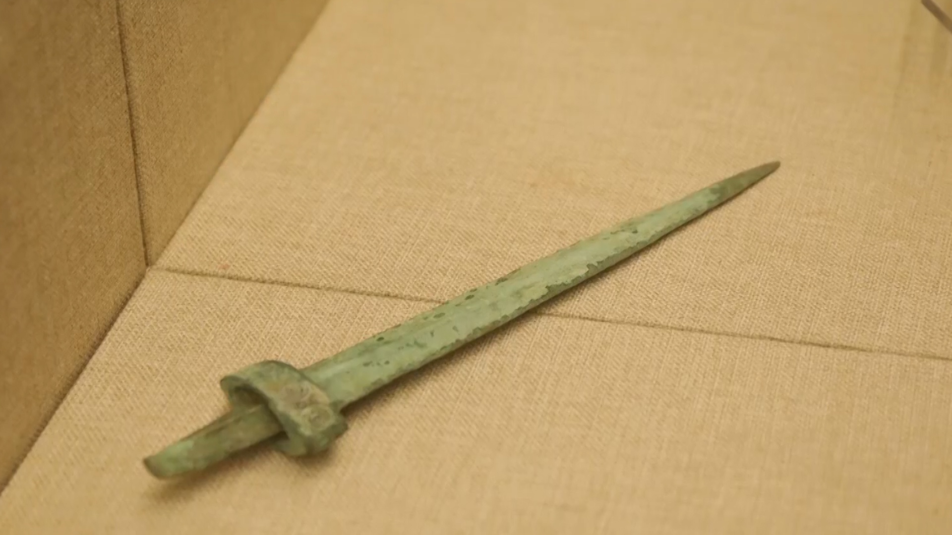 战国重圈纹宽格铜短剑