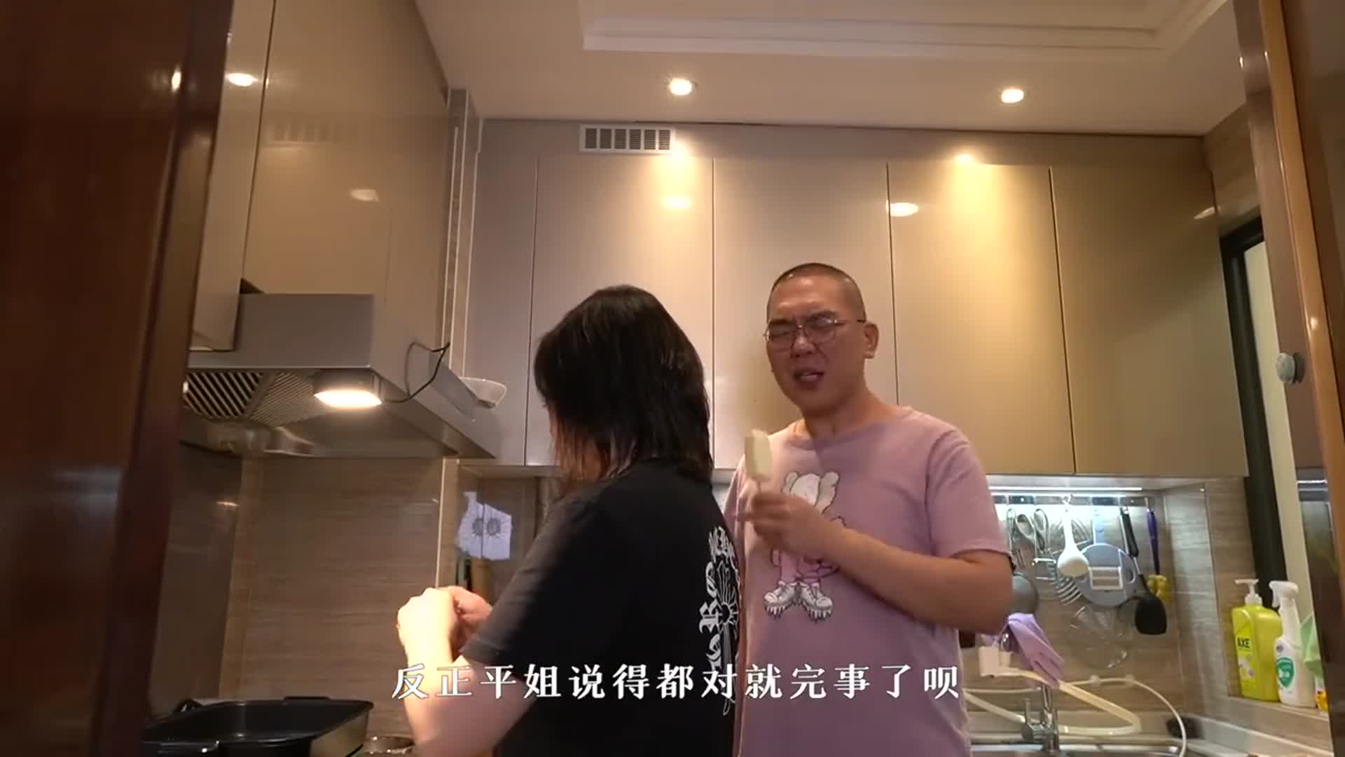 今日老罗安排麻辣串牛肉馅饼老罗一口下去这表情绝了