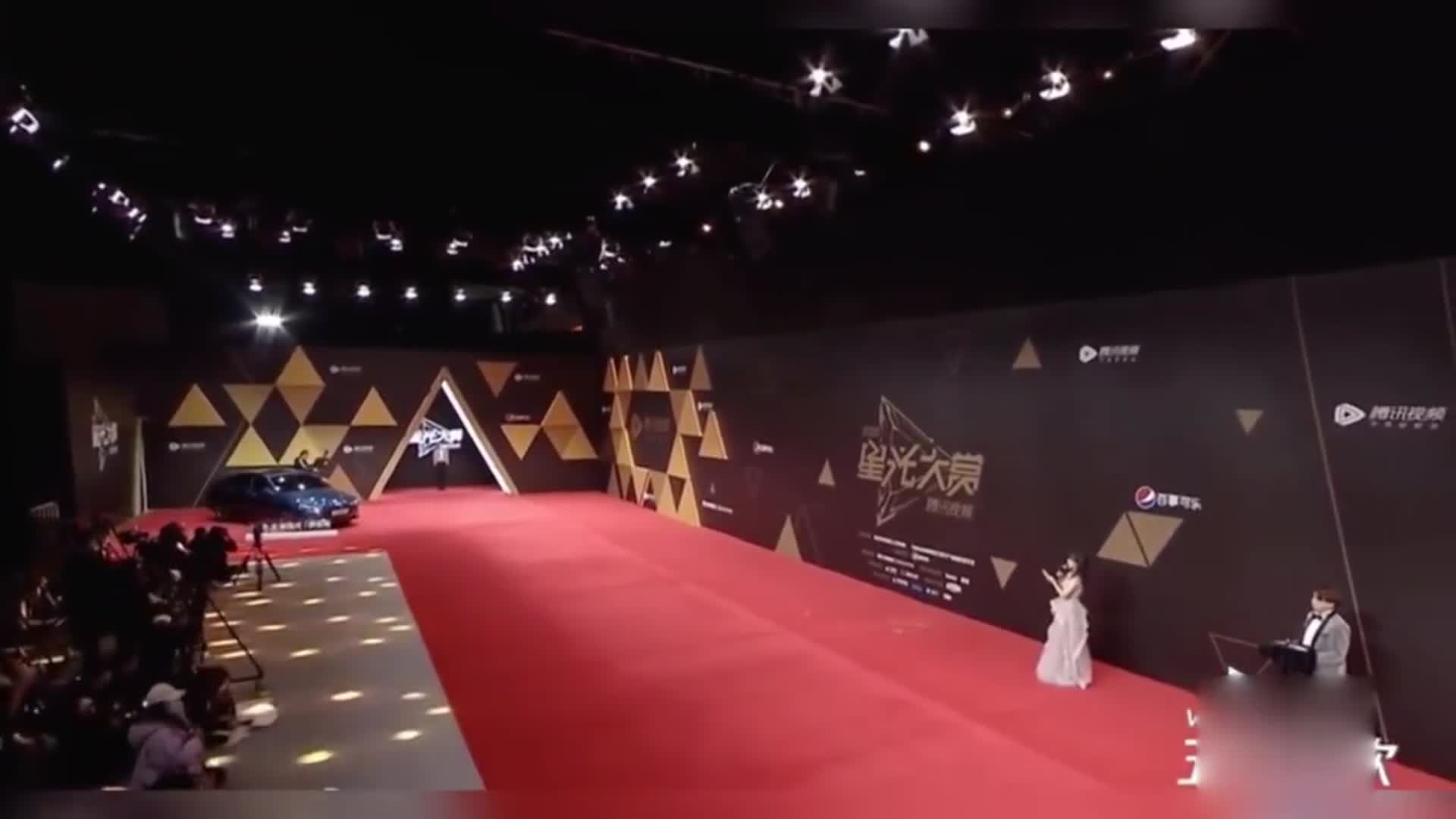 王一博亮相星光大赏红毯女主持人看见他紧张得忘词了