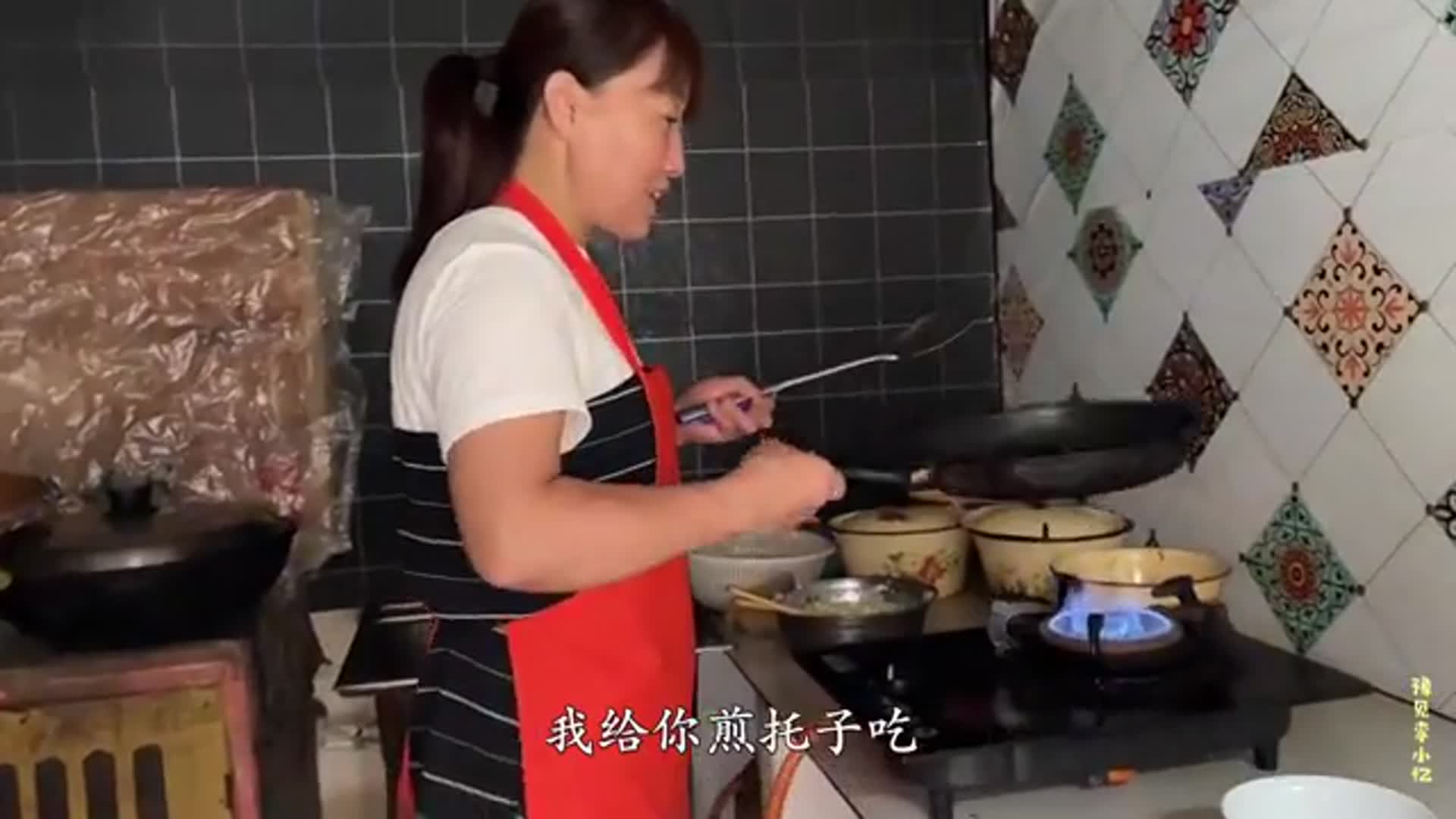 妈妈在静静家变着法的烙饼，小猪说姥姥做的不好吃吗？赖皮的小猪