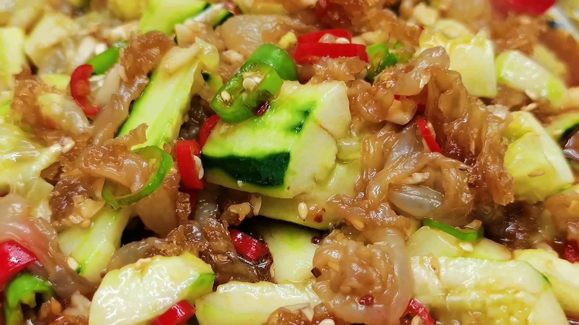 黄瓜配海蜇头真是绝了,香辣鲜脆,口感丰富,实在太好吃了.