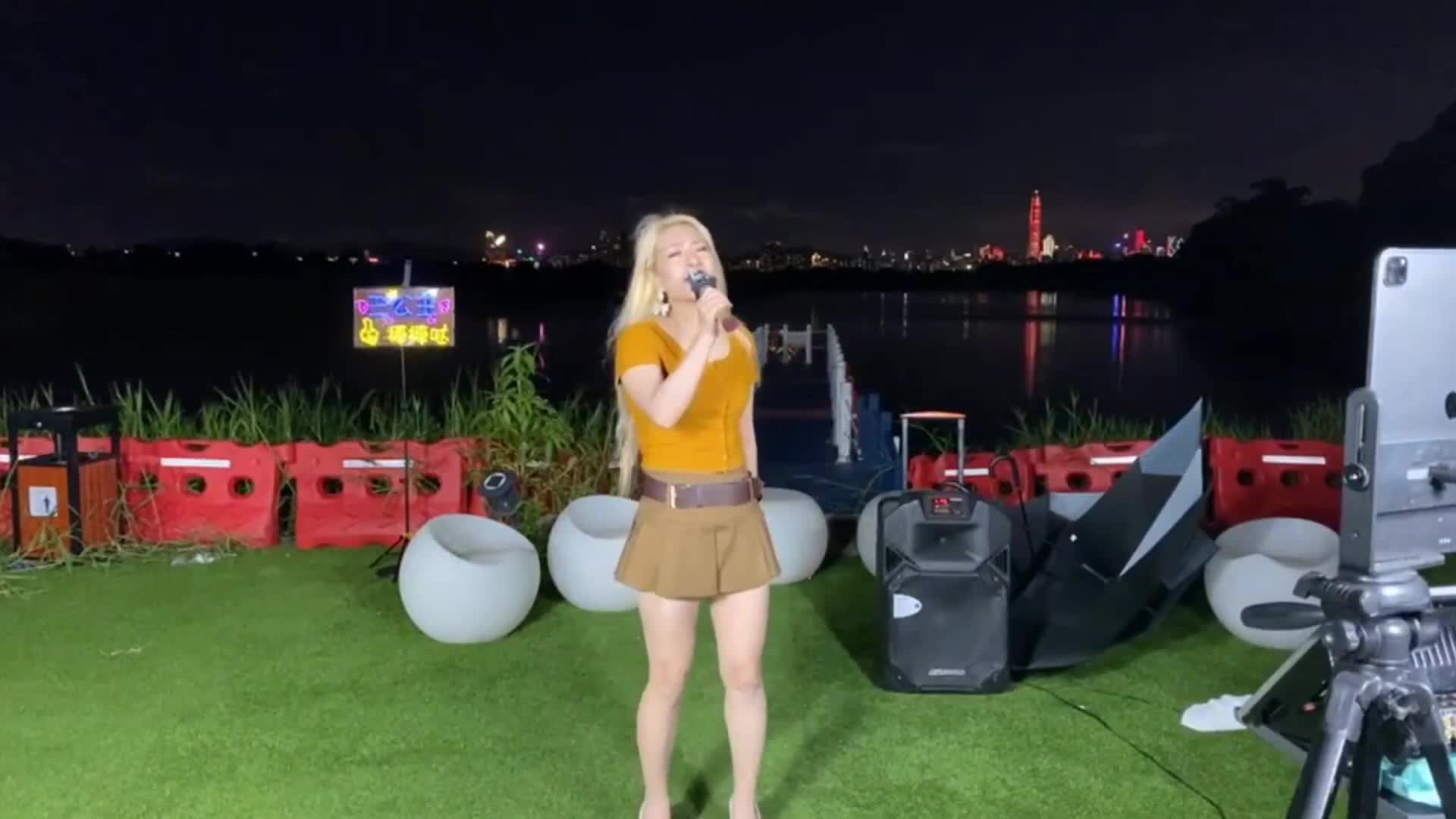 三公主妙妙演唱情歌《你到底爱谁》