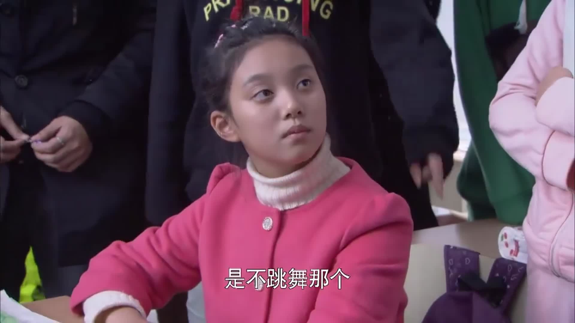 樱桃红:笑笑穿新衣服上学,娇娇看见嘲笑,在教室就吵起来