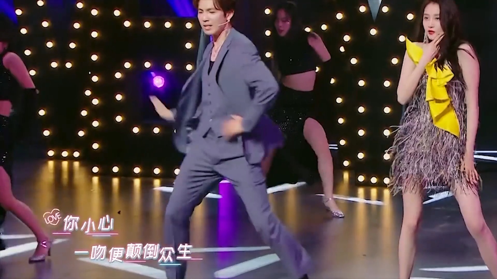 关晓彤太美了,与大叔钟汉良跳舞魅力四射,网友:大长腿太养眼!