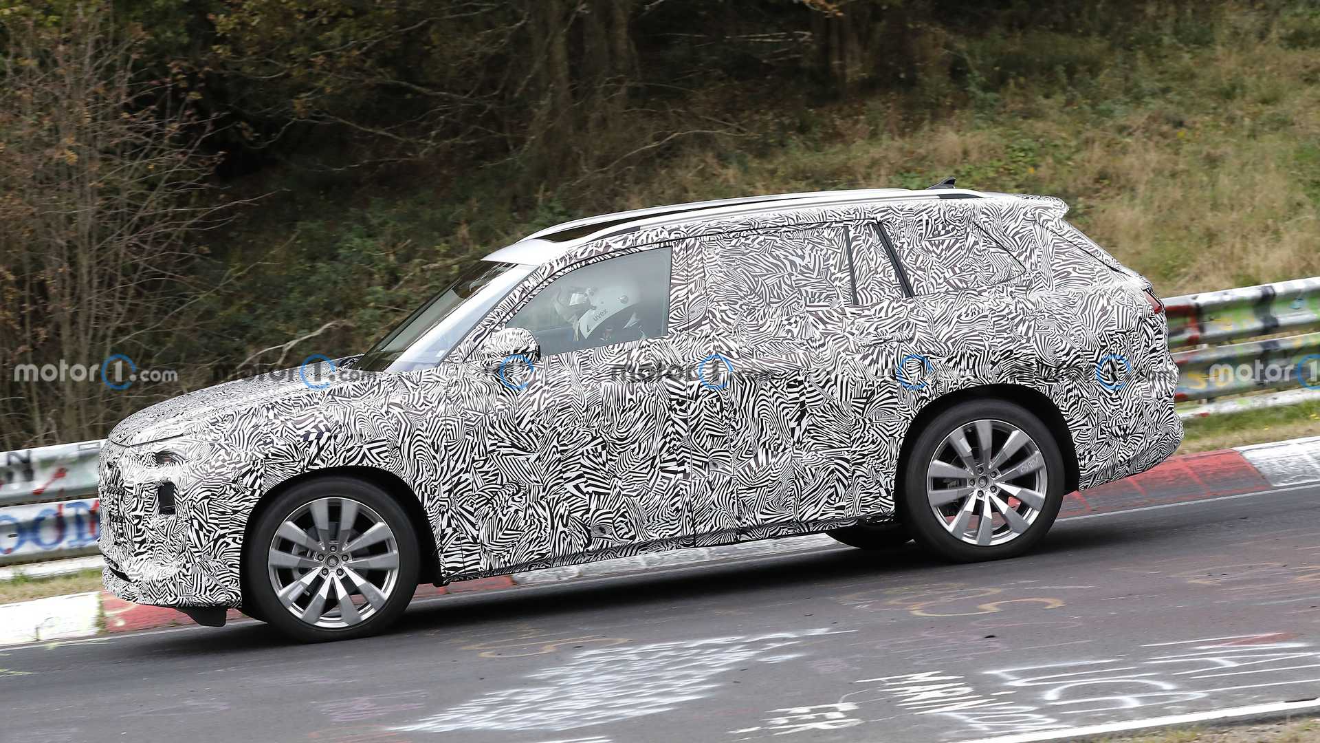 奥迪q9路试谍照曝光车身尺寸庞大三排座布局或四座版均有可能