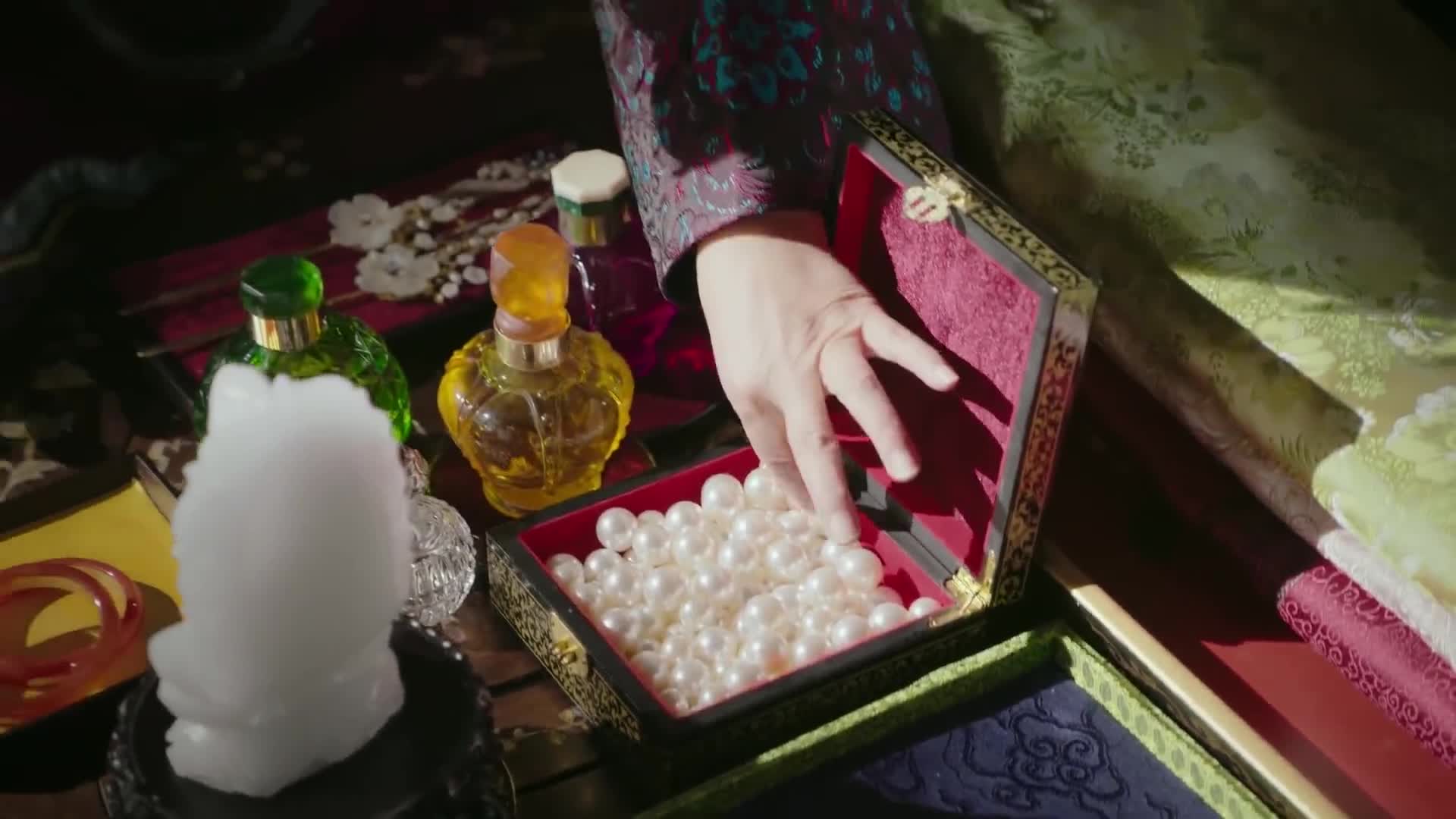 如懿传:魏嬿婉妈妈进宫,看见一宫殿的金银珠宝,真是势利眼