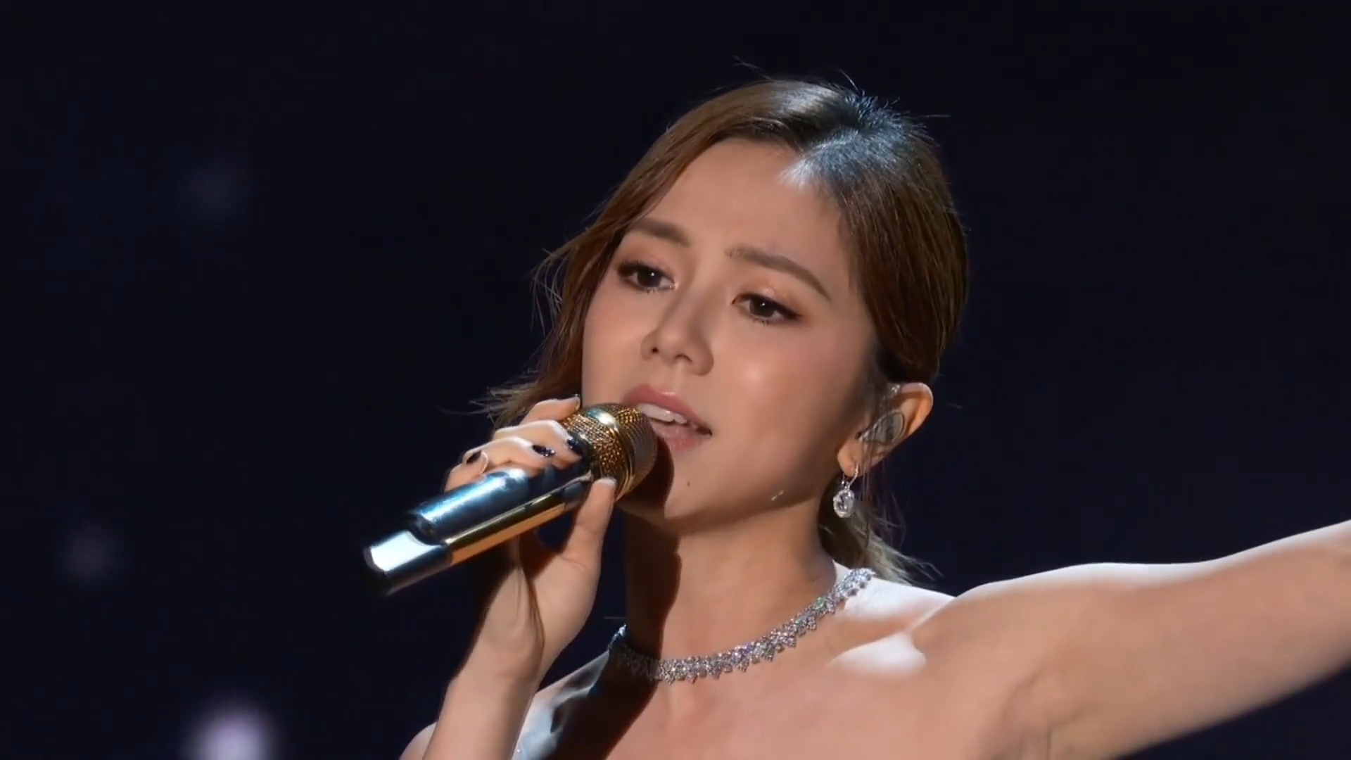 台下全是外国明星,中国歌手一上场:不好意思我是来砸场子的