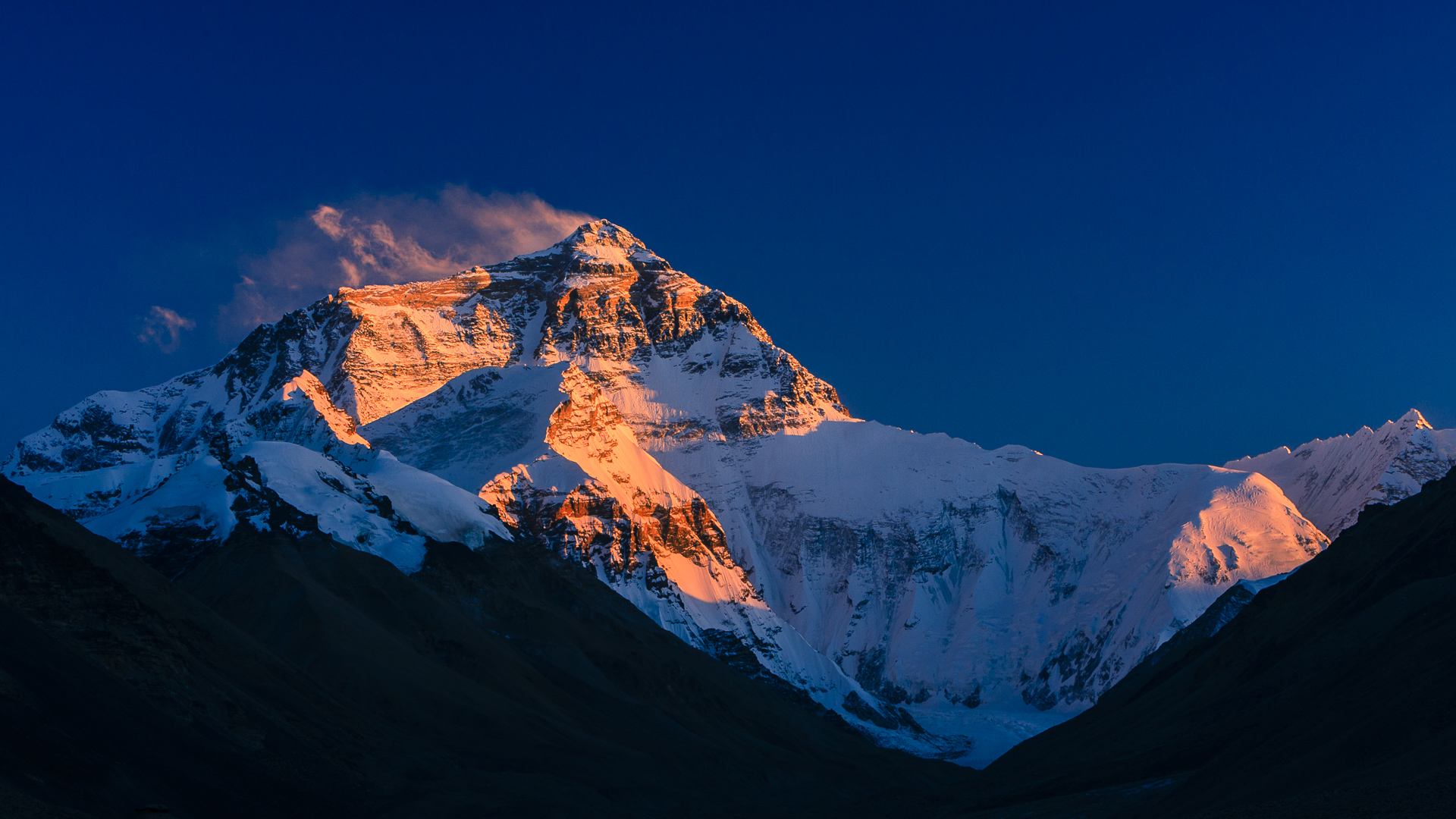 珠穆朗玛峰的样子图片