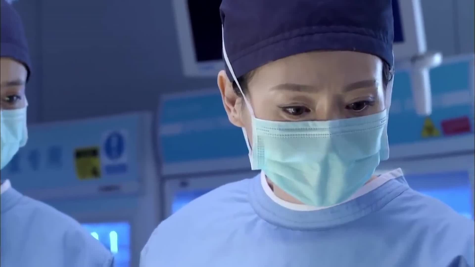 产科医生魏主任想将病人子宫切除保住性命不料何晶急忙阻止