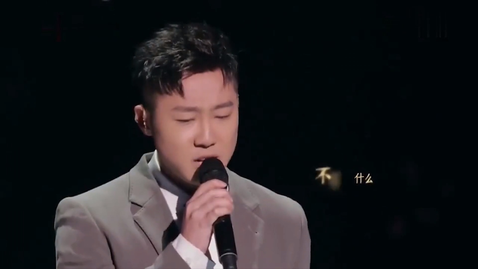 怕不是生错了性别七尺男儿开口却是甜美女声台下评委惊呆了