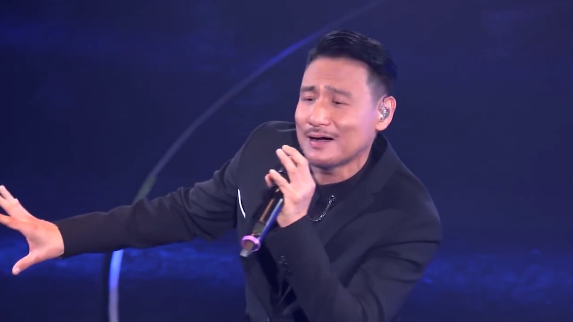 张学友气场有多强女歌手演唱会请他做嘉宾一出场秒变小迷妹