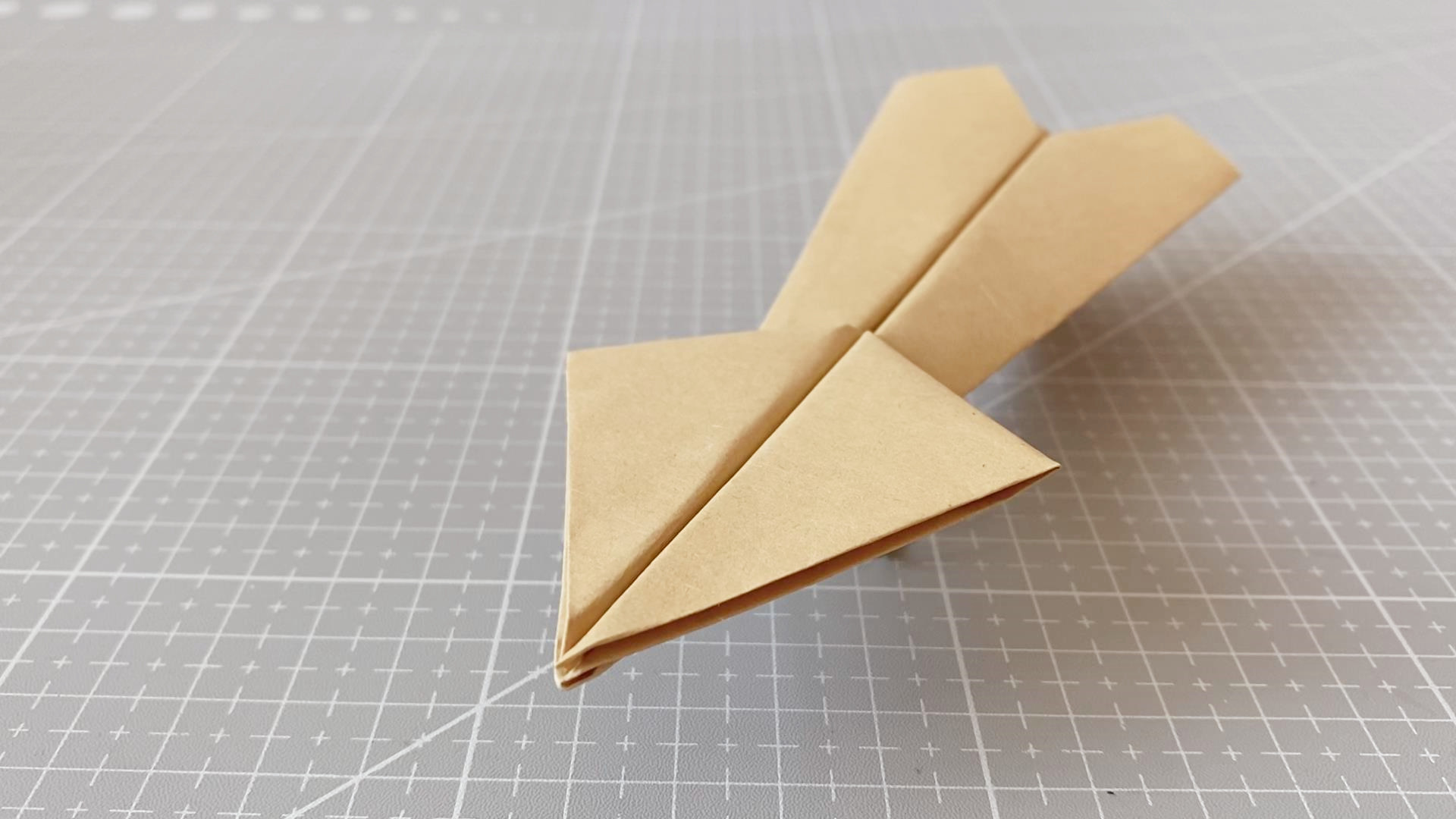 一架箭头形状的纸飞机