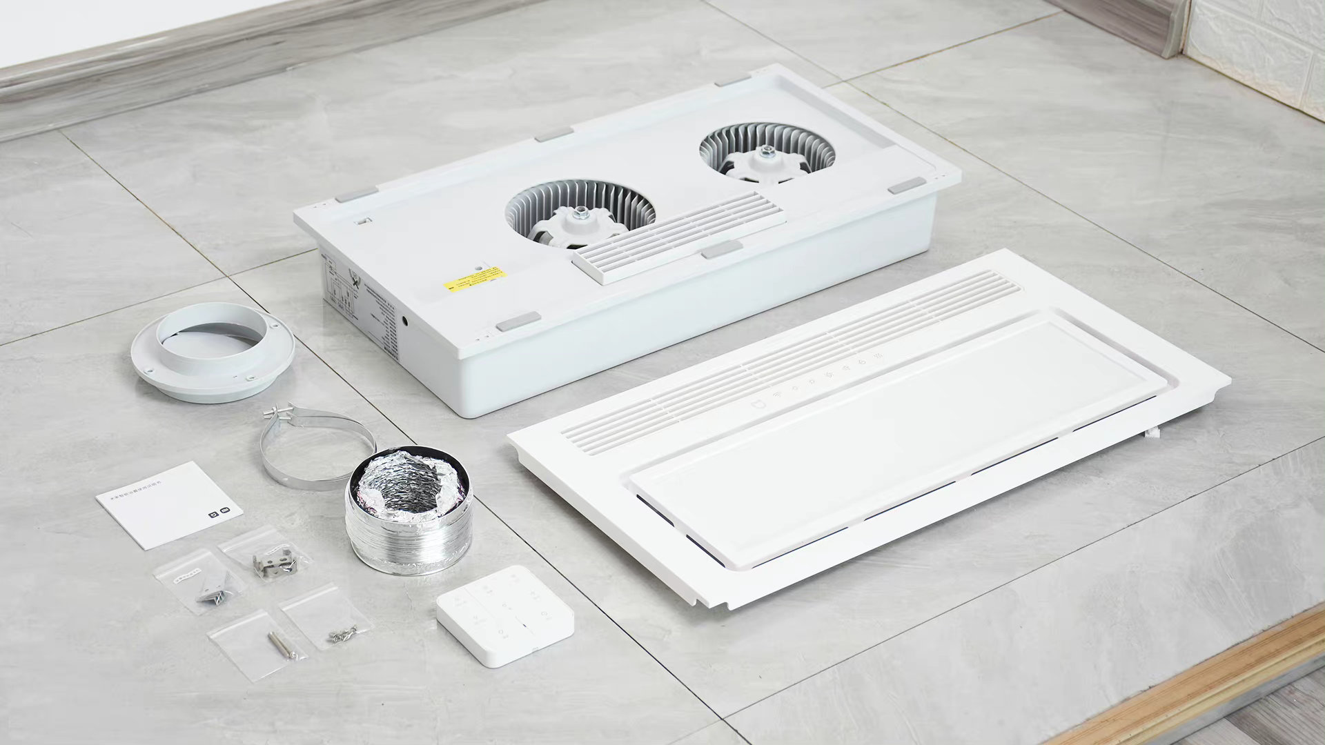 箱子侧边标记有这台浴霸的技术参数,制造商信息以及序列号编码,由小米