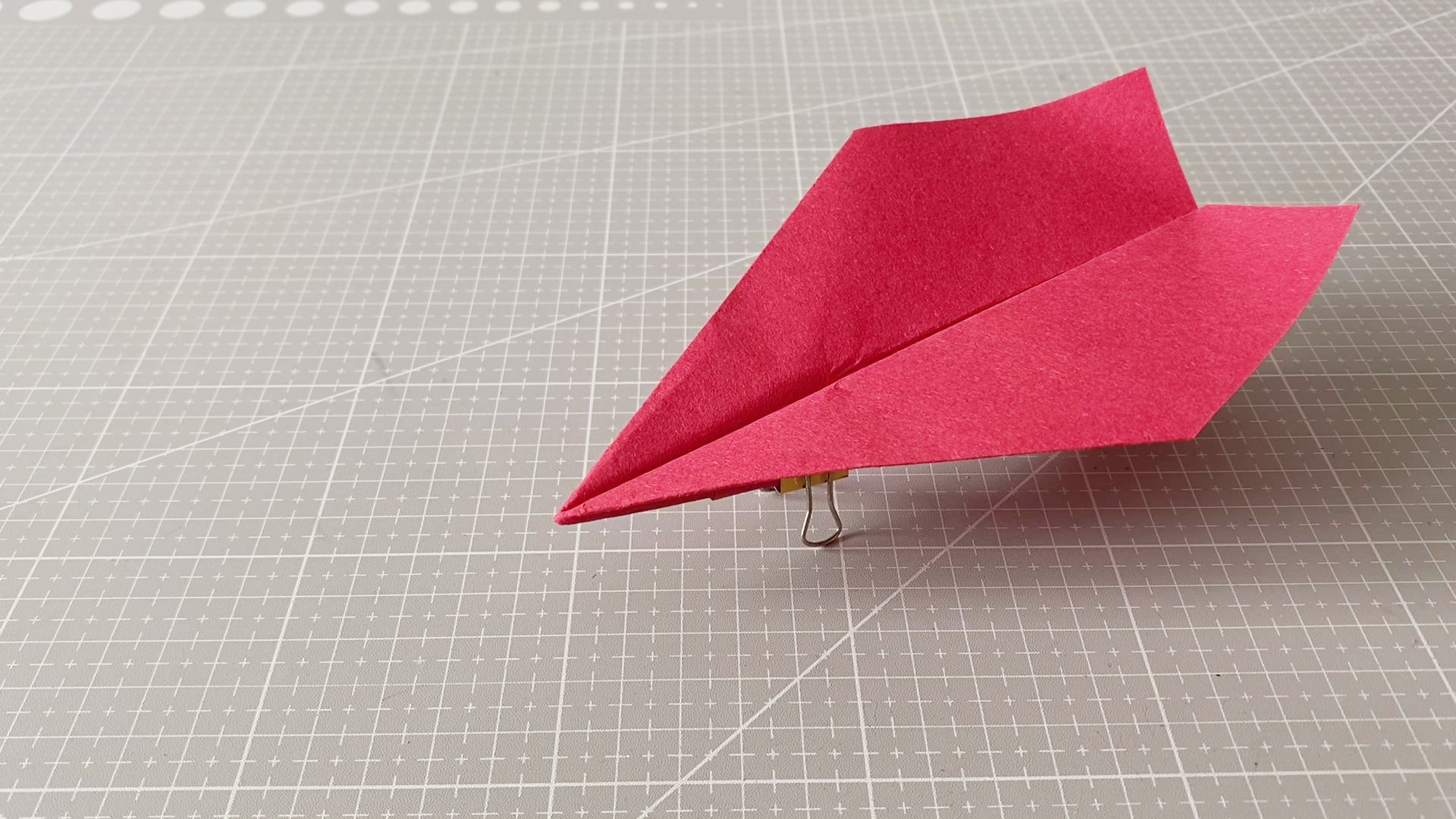 一架火爆全网的"苏珊回旋纸飞机"