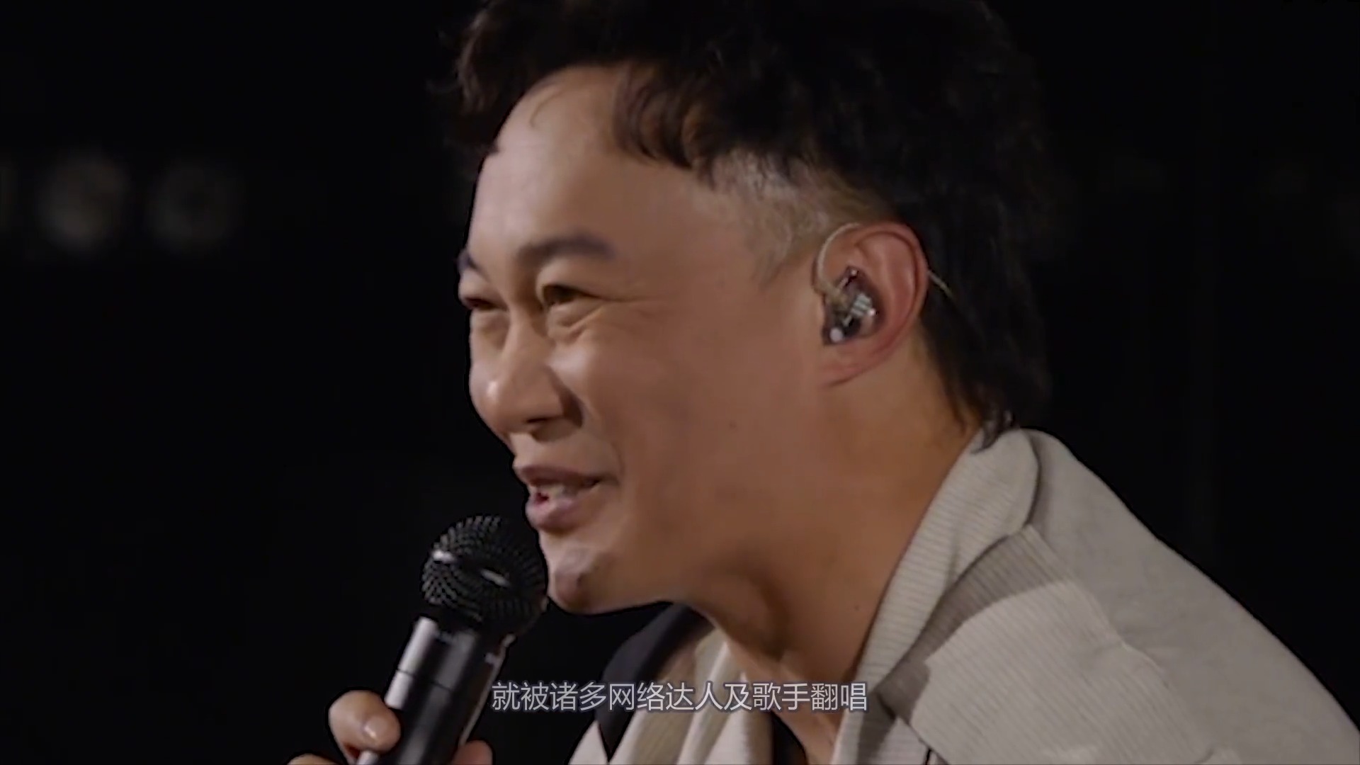陈奕迅勇闯“世界杯”,半决赛响起《孤勇者》,华语音乐走向世界|经典歌曲_新浪新闻