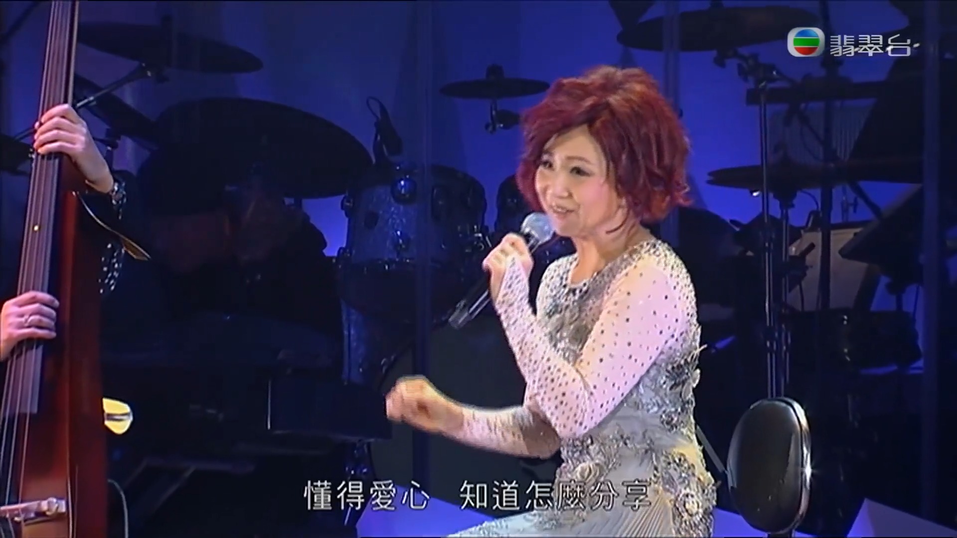 张德兰在晴朗的天空下让每一个人都充满欢笑和爱心暖心的歌曲|经典歌曲_新浪新闻