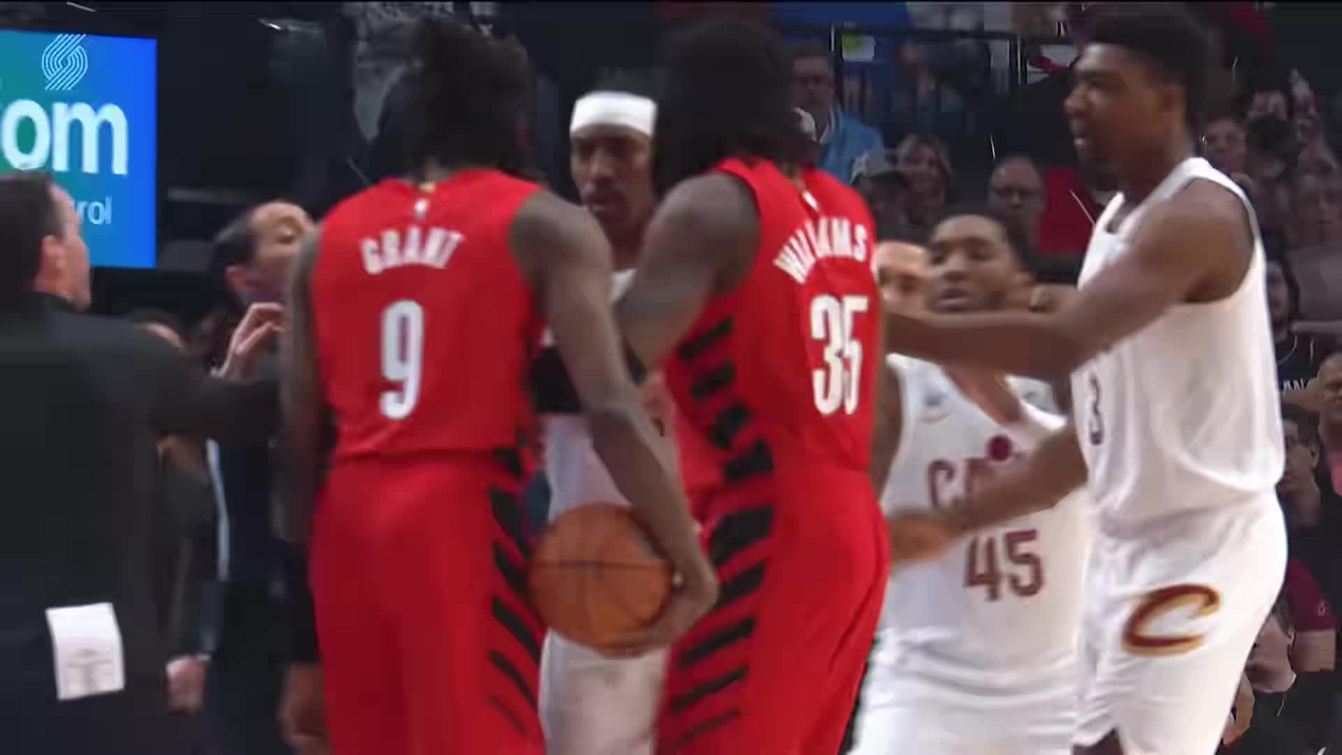 曾获亚当斯保护！最美女裁判劝架不慎袭胸格兰特：有事她真敢上