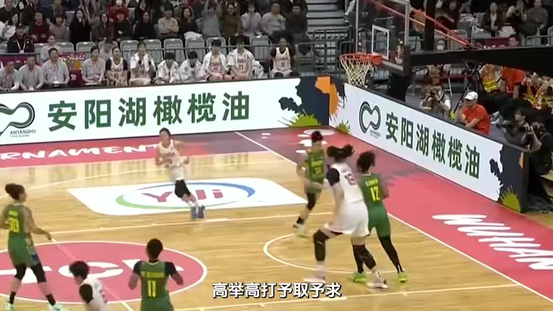 2米26张子宇到底怎么防？站着把球放进篮筐，巴西球员绝望了