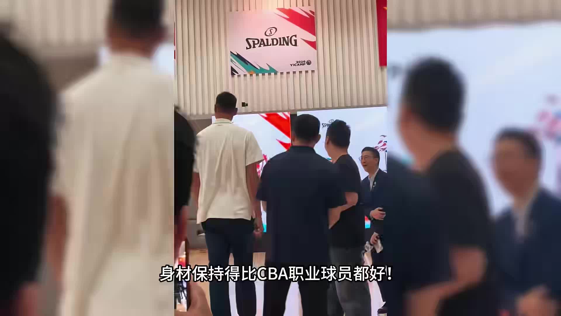 易建联罕见露面！身材保持得比CBA现役球员好，这肌肉确实能打