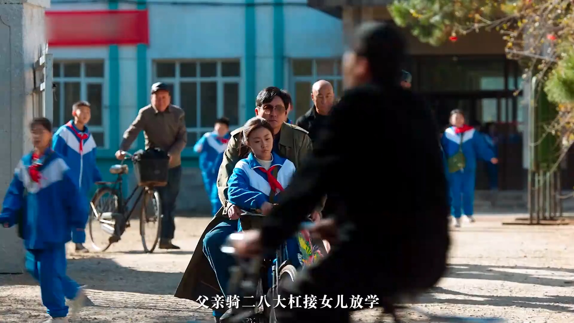 老舅：父亲骑自行车接女儿放学，竟遭同班学生家长嘲笑