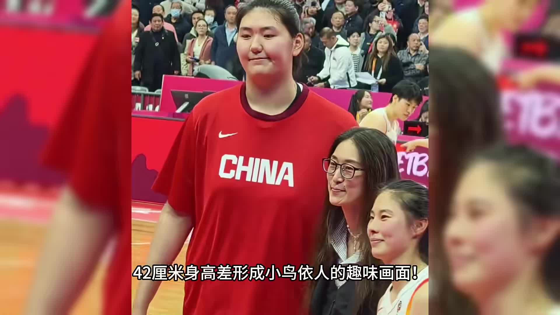 篮坛女神！隋菲菲同框2米26张子宇，42厘米身高差变小鸟依人