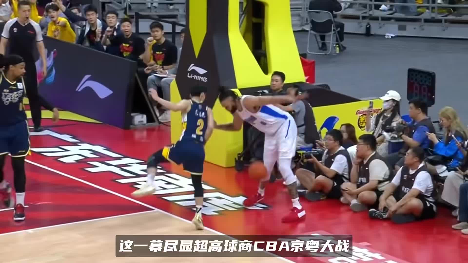 徐杰戏耍NBA冠军中锋麦基！为广东拼回球权，这一幕尽显高球商