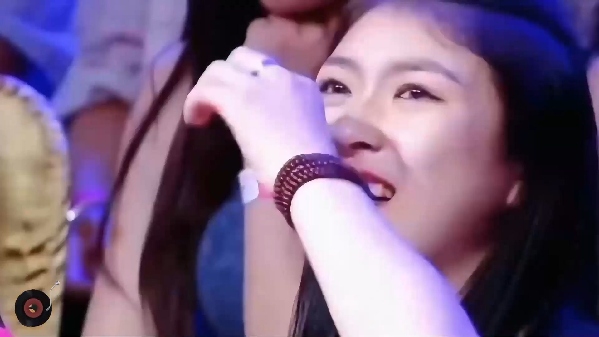 《繁花》怎么能少了邓丽君的歌，一首《我只在乎你》勾起满满回忆