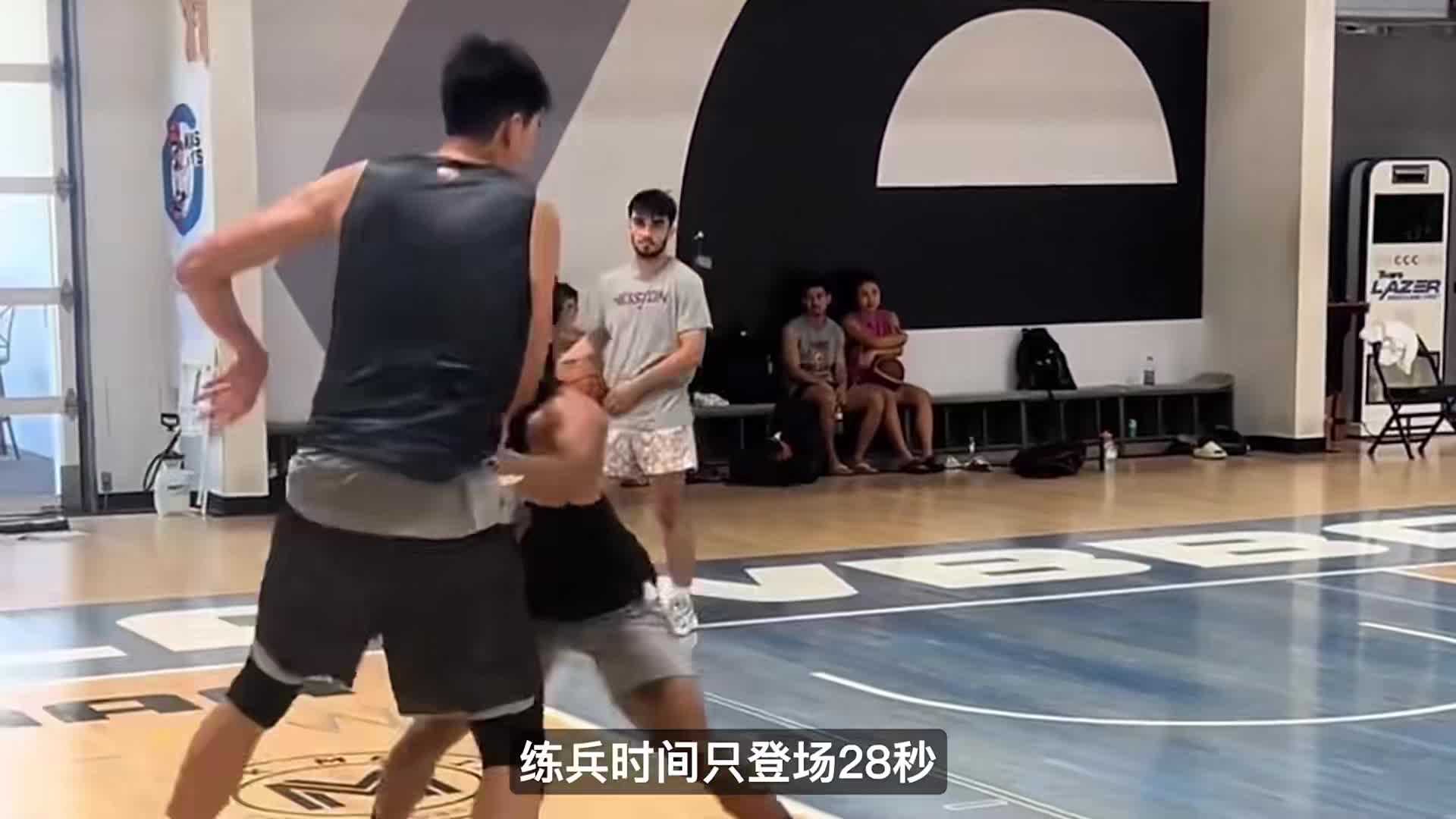 2米26徐昕国家队首秀28秒！为备战放弃NBA夏联，全场只摸一次球
