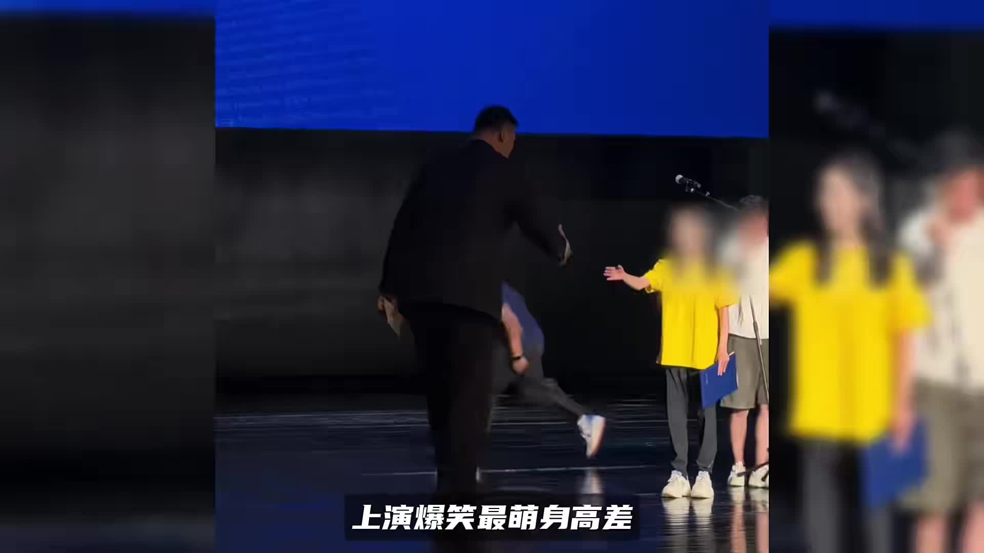 2米26姚明现身西湖大学！与新生同框身高差太萌，典礼秒变名场面