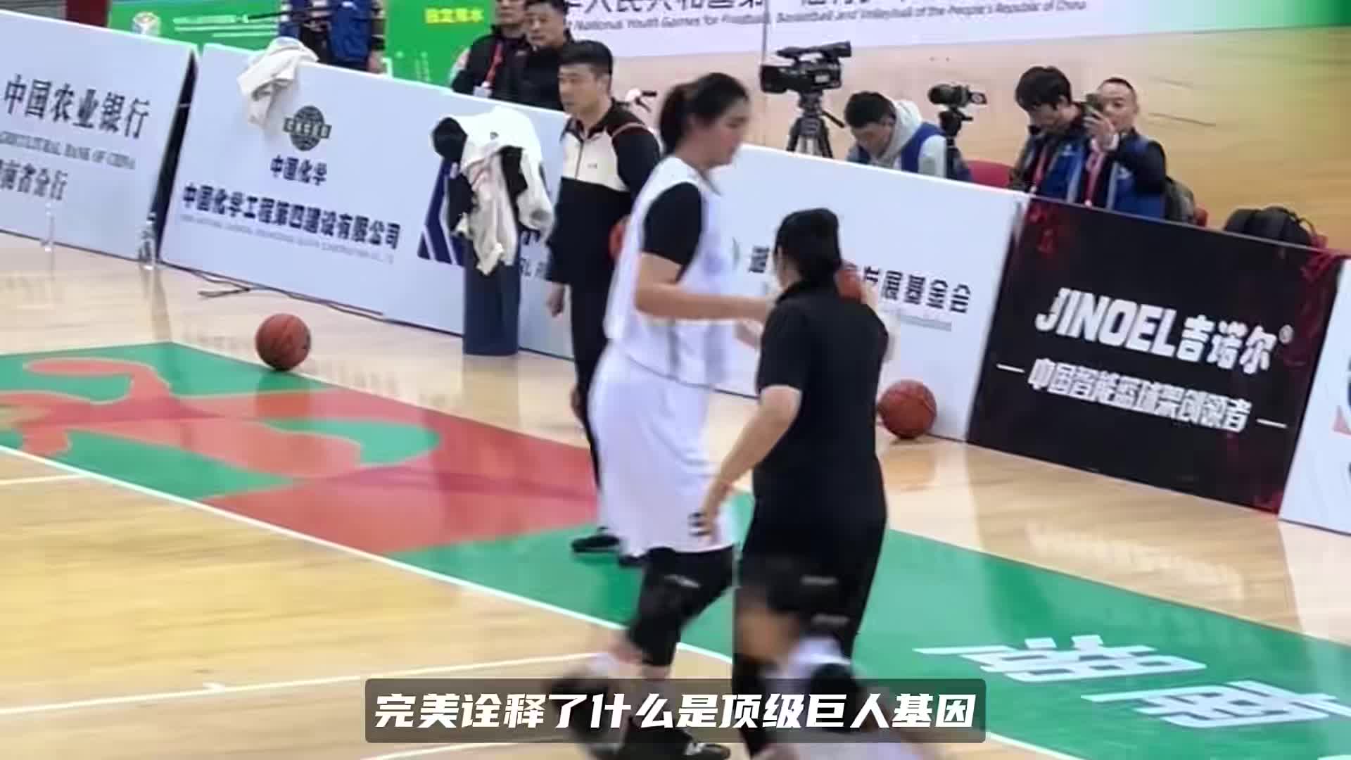 2米26张子宇和母亲同框！1米98也瞬间变娇小，基因太强大