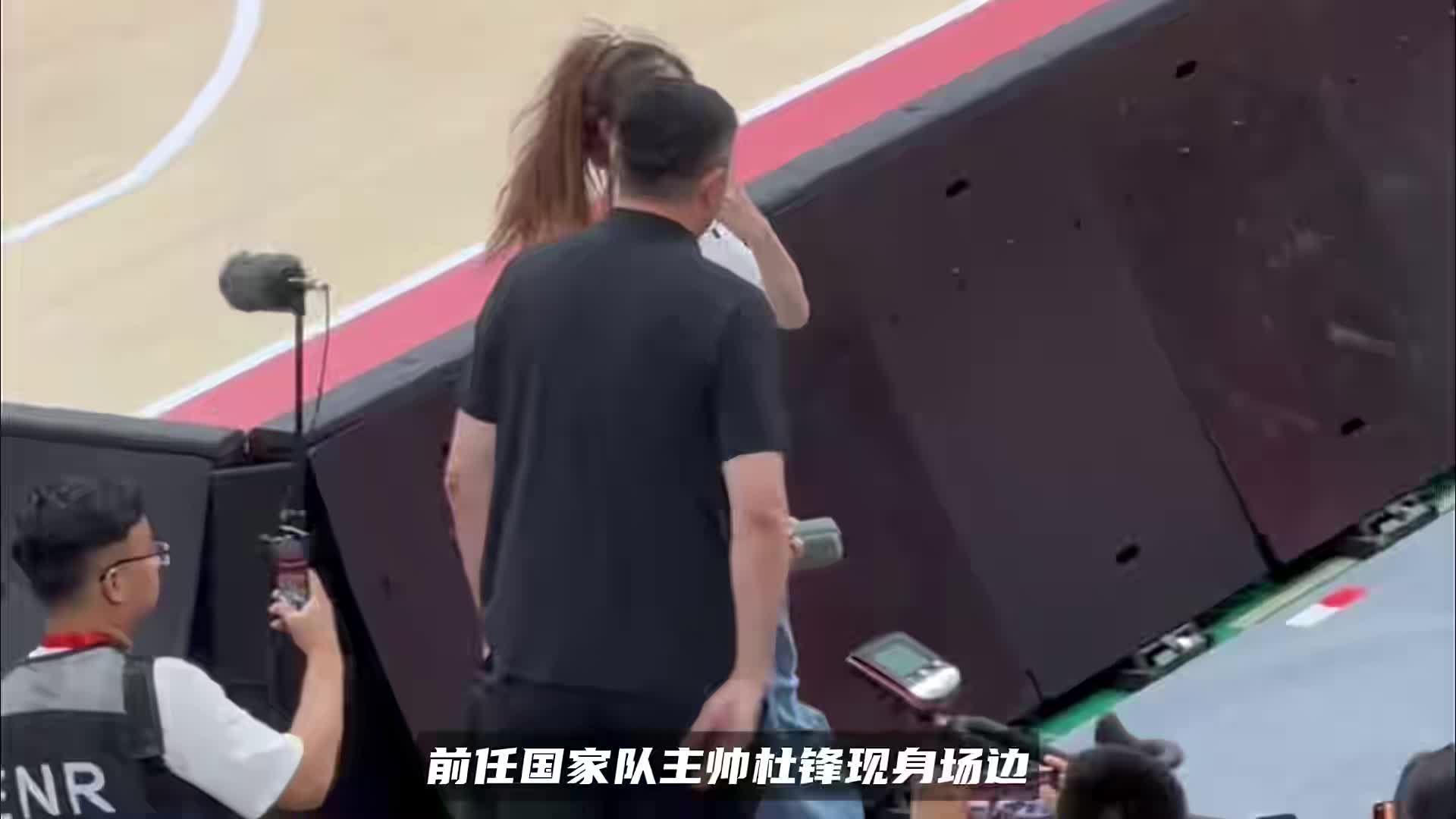 两代男篮主帅同框！杜锋观战和郭士强热聊，爱徒胡明轩上前致意